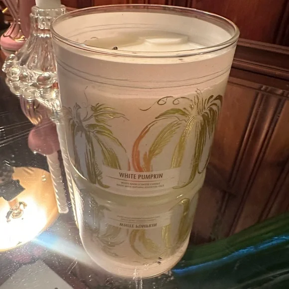 Bath & Body Works White Pumpkin Candle with Gold Lid - Picture 2 of 3